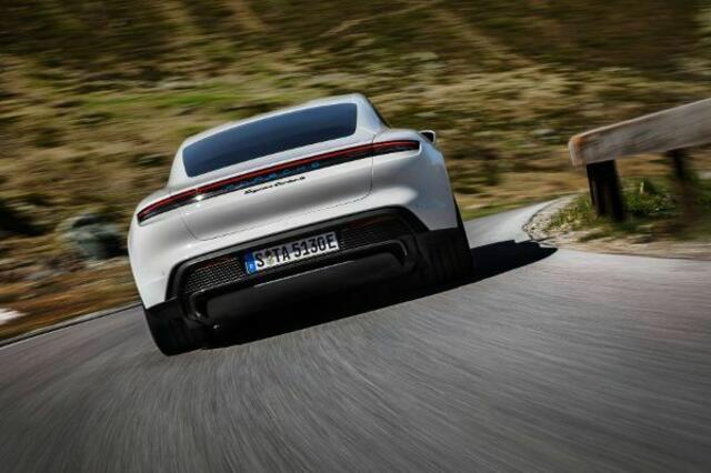 Der Elektro-Renner Porsche Taycan beschleunigt in pfeilschnellen 2,8 Sekunden von 0 auf 100 km/h. | Foto: © Porsche / TRD mobil