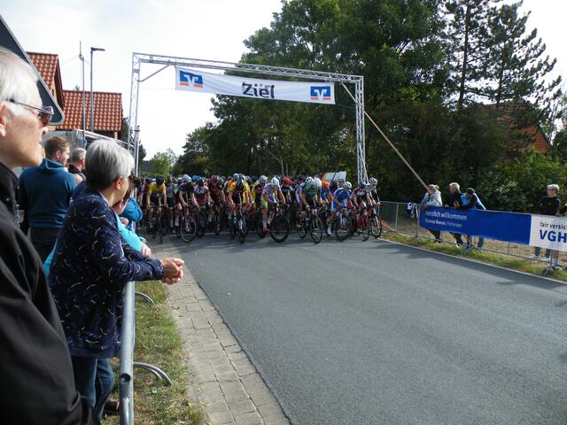 30. Endlich - um 10:52 h wurde das Radrennen der jungen Männer gestartet.