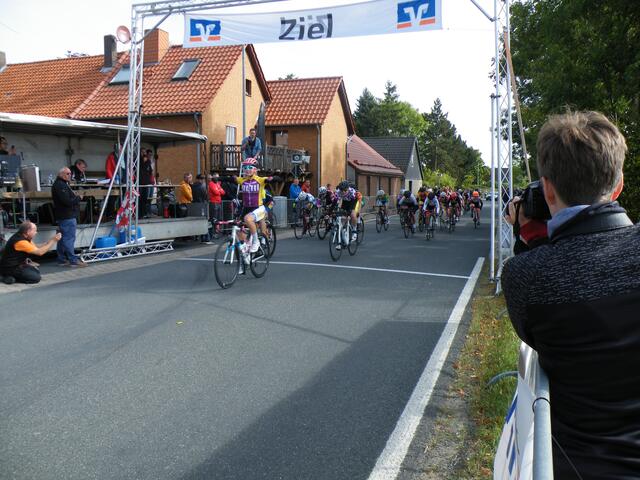 24. Nach 63 Kilometern oder sieben Runden; Einfahrt der Siegerin nach 1:55 h.