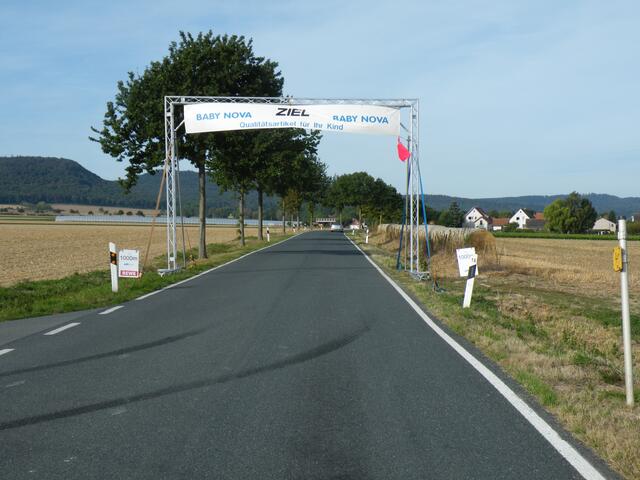 21. Zwischen Alferde und Holtensen; beim Abzweig nach Boitzum. Noch 1000 Meter bis zur Ziellinie.