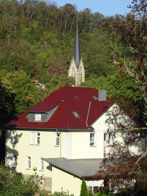 Kirche im Hintergrund.