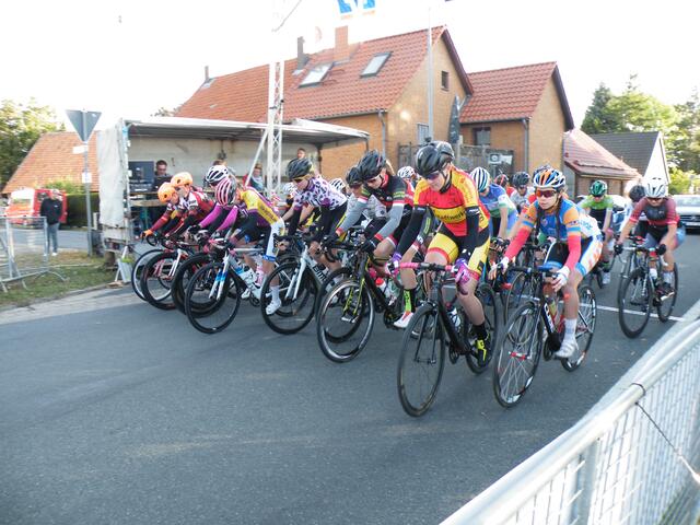 6. 8:36 Uhr - Start für die jungen Radlerinnen.