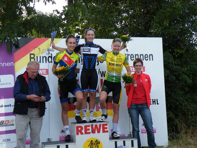 33. Siegerehrung der Mädchen; Tagessieg bei der "Tour de Holtensen".