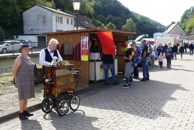 Blick zu dem gutbesuchten Infostand der IG STRABS-freies Walkenried