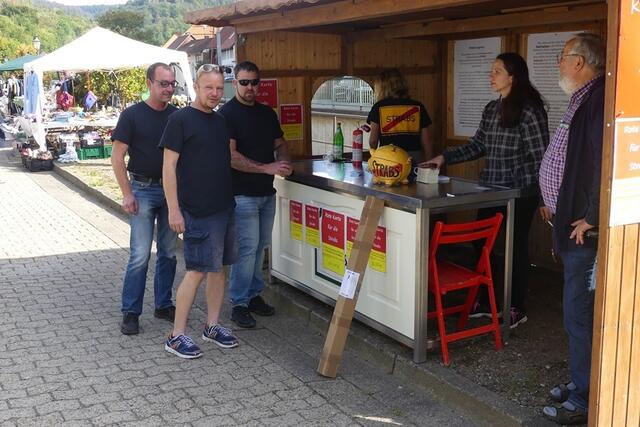 Blick zu dem gutbesuchten Infostand der IG STRABS-freies Walkenried