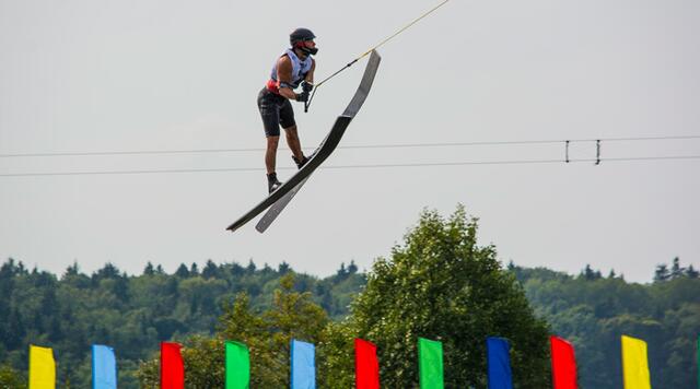 Niklas Heinicke errang beim Springen im Vorlauf mit Weiten um die 55 Meter neben der Qualifikation für das Einzel-Finale auch wesentliche Punkte für die Bronze-Medaille in der Mannschaftswertung.