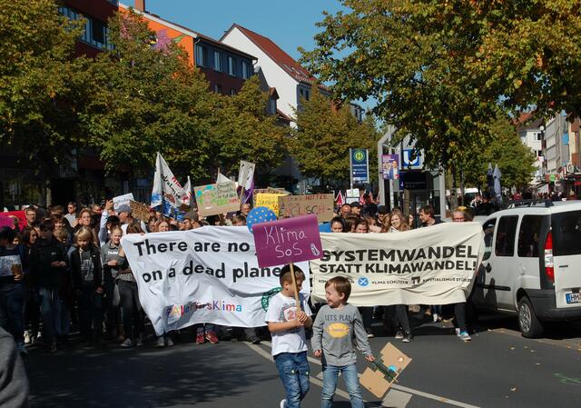 Fünf verschiedene Demonstrationszüge ziehen aus unterschiedlichen Stadtteilen sternförmig zu Opern- und Georgsplatz, wo sie zusammentreffen.