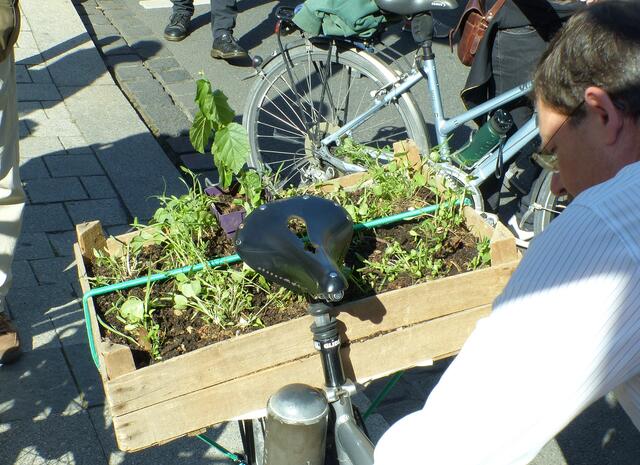 Die friedlichen Demonstranten zeigen sich fantasievoll...