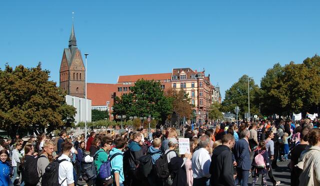 Dort findet, den Landtag im Hintergrund, die Abschlusskundgebung statt.