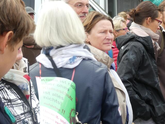 Hanne Luhdo bekannt aus dem Eiskristall fungierte als Ordnerin und lebende Litfaßsäule