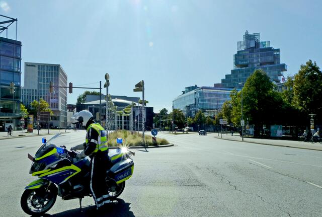 Und am späten Nachmittag kann die Polizei den Verkehr wieder freigeben.