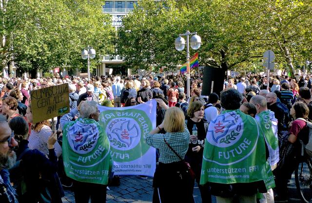 Hatten Veranstalter und Polizei mit 8.000 bis 10.000 Demonstranten gerechnet, so werden es nun viel mehr.