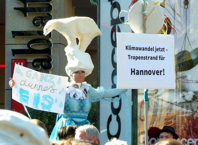 Der steigende Meeresspiegel wird einer Milliarde Menschen den Lebensraum nehmen, hauptsächlich in Südostasien. Sollte in den nächsten Jahrhunderten auch noch die Antarktis abschmelzen, könnte Hannover zur Hafenstadt werden. Von Holland oder Hamburg wollen wir da gar nicht reden.