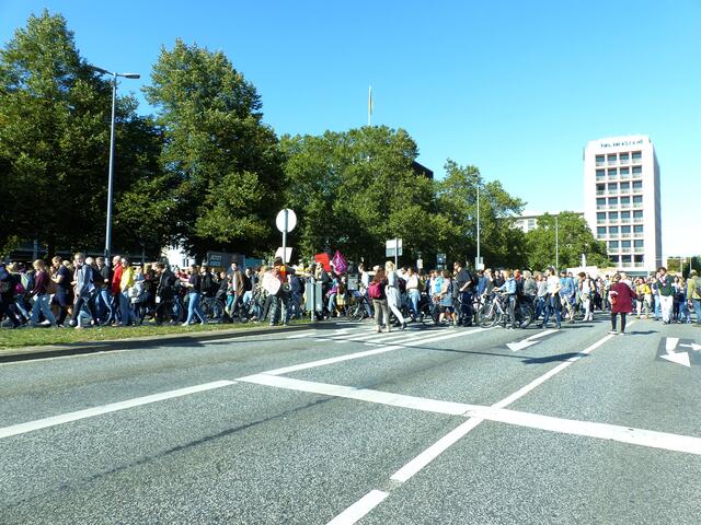 Vom Aegi ziehen 30.000 zum Friederikenplatz.
