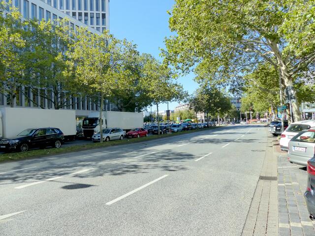 Die Polizei hat den Großteil der Innenstadt Hannovers abgesperrt. Fahrbahnen werden für die Demonstranten freigehalten.