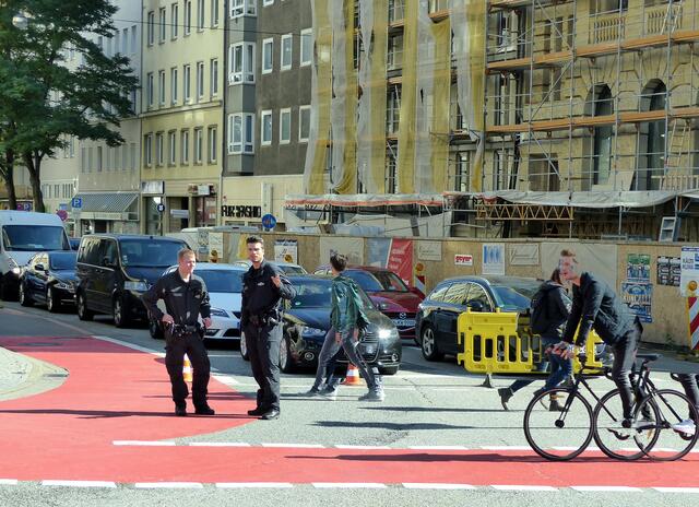 Die Polizei hat alles im Griff. Sie muss den Verkehr nur regeln, bei den Protesten nicht eingreifen.