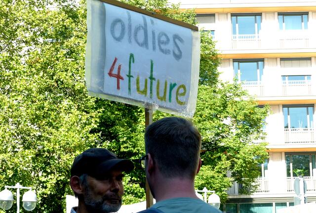 Auch die "Alten" gehen jetzt mit auf die Straße.