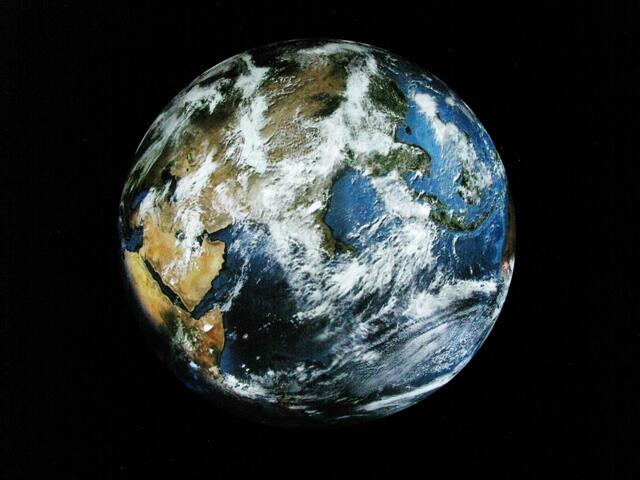 Dieser wunderschöne und einzigartige Planet braucht den Menschen nicht. Wir Menschen aber sind auf ihn angewiesen. Und deswegen sollten wir nicht so egoistisch sein und den Lebensraum vieler Arten zerstören und damit auch uns selbst.