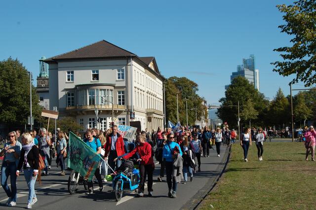 Der kilometerlange Menschenstrom will kein Ende nehmen.