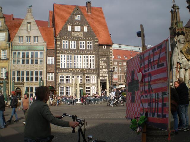 ...wie eine Schulfahne zum Weltkindertag 2019 in Bremen