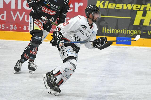 Hayden Trupp (in weiß) wird dem EHC nach seiner Matchstrafe in den ersten sieben Spielen der Punkterunde fehlen.