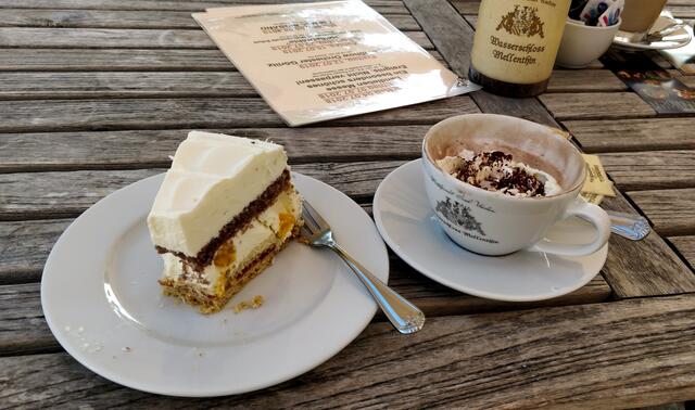 Vor der Radtour gönnten wir uns ein leckeres Stück Kuchen und ein Getränk mit Sahnehäubchen.