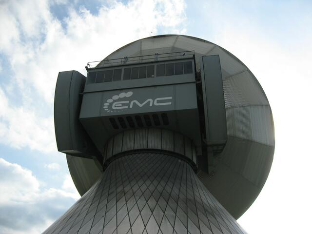 Macht schon Eindruck, wenn man darunter steht.