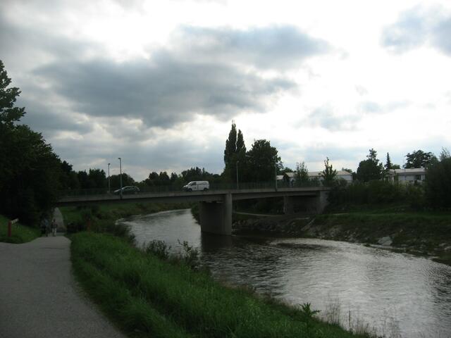 Auf dem Rückweg: Ammerbrücke in Weilheim; dunkle Wolken treiben zur Heimfahrt an.