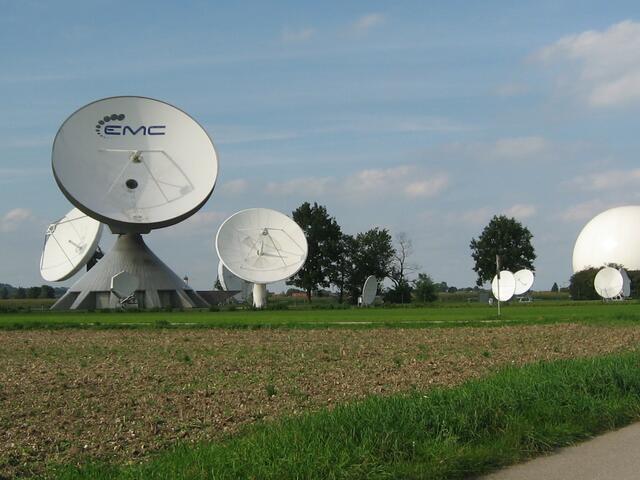 Radomium - Mess-Station; ein Gelände das abzweigt vom Radweg und besucht werden kann. Hier hatten wir vor Jahren Storchenpaare beobachten können. Vermutlich waren schon alle Störche in ihr bevorzugtes  Winterquartier abgeflogen. Die eingebürgerten Störche, Raisti und Basti hatten wohl auch schon kalte Füße bekommen und waren nicht zu sehen.