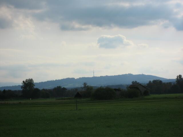 Heimweg: Aus der Ferne grüßt mein Heimat-Berg: Der Hohe Peißenberg, auch "Bairischer Rigi" genannt. Knapp 1000 m über nN