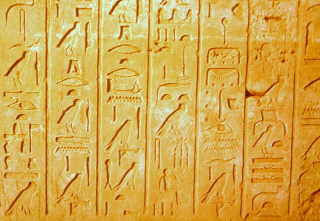 Dem Franzosen Champollion gelang es, anhand des Dreisprachensteins von Rosette, die Hieroglyphen zu entschlüsseln, was ungleich einfacher war als die Entzifferung der Keilschrift. Eine weitere Welt der Vorantike tat sich auf.