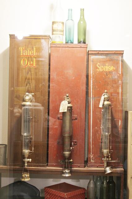 Ölbehälter zur Aufnahme von Speiseöl. Das Öl wurde in mitgebrachte Flaschen abgefüllt.