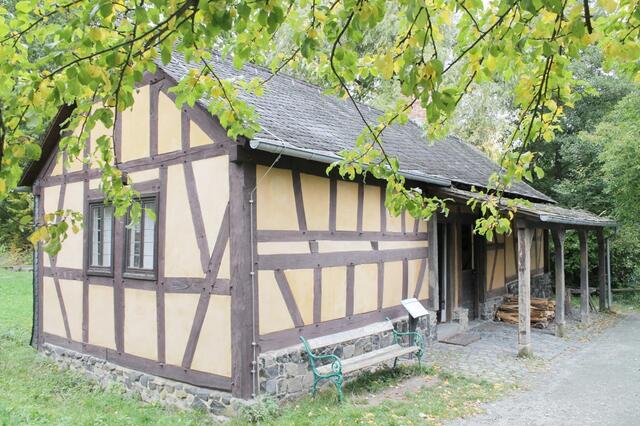 Armenwohnung und rechts Gemeindebackhaus