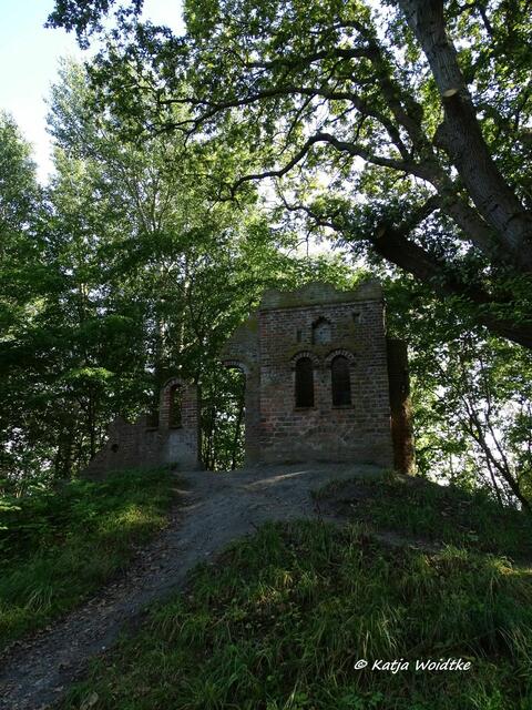 Künstliche Ruine im Hochdorfer Garten in Tating (Foto: Katja Woidtke)