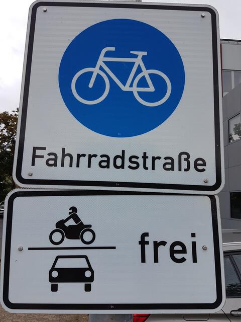 Motorräder und Kfz "frei"? DAS gilt in Langenhagens einziger Fahrradstraße, der Karl-Kellner-Straße. Aber weder in dieser Straße noch in den weiteren 484 Straßen in Langenhagen gilt: "Freie Fahrt für freie Bürger!".  Im Gegenteil, auch wenn da "frei" steht, gelten die zutreffenden Regeln natürlich weiterhin.
