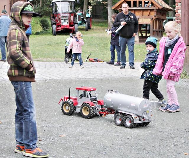 ferngesteuertes Schlütertraktormodell