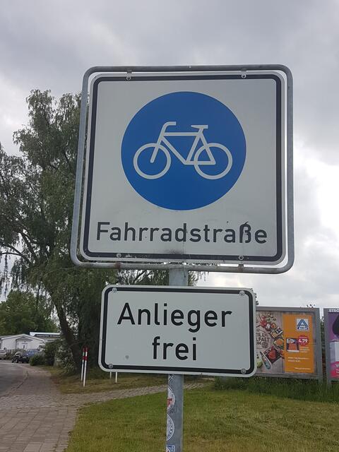 Kein Gast mehr, sondern "frei"?. Die abgeschwächte Form, an einer Straße in Jena: Anlieger frei. Was immer frei heißt: Regeln gelten trotzdem, wie max. Geschwindigkeit 30 km/h.