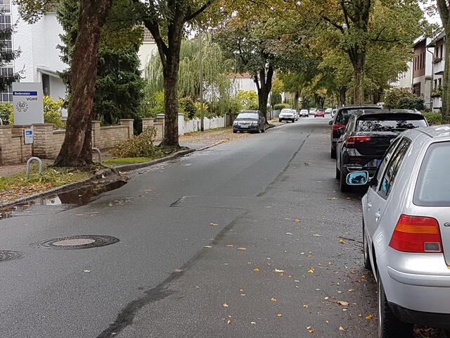Blick vom Fahrrad, auf der Kall-Kellner-Fahrrad-Straße in Langenhagen: Was passiert, wenn der Fahrer plötzlich die Tür aufmacht? Ganz einfach, es gibt eine der 6.000 jährlichen Dooring-Unfälle Autotür/Radfahrer, oft auch tödlich. Die Anlage einer so mit vielen parkenden Autos ausgestatteten Fahrradstraße ist natürlich gefährlich, es geht anders. Drei x weiteres zur Vermeidung dieser Unfälle mit fahrlässiger Körperverletzung durch die Fahrer: 1. nach hinten schauen, 2. "Holländischer Griff", 3. Assisstenten.