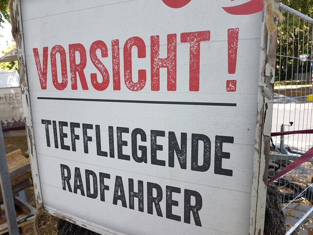 Gilt nicht nur auf Fahrradstraßen ....