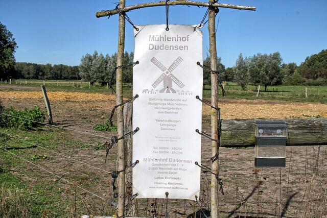 Hinweisschild zum Mühlenhof, ein Paradies für Reitfreunde