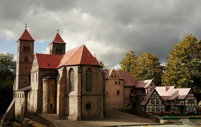 Das Schloß-Ensemble QUEDLINBURG..., hier im Vordergrund die Schloßkirche...