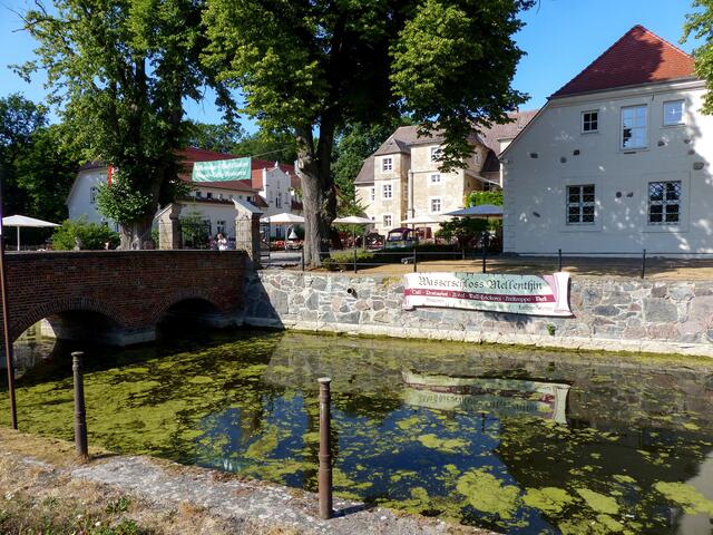 Das Wasserschloss Mellenthin war Ausgangs und Endpunkt einer ausgedehnte Radtour im Inselinneren. Das Schloss befindet sich im Mittelpunkt der Insel und genau das ist die Bedeutung des aus dem Schlawischen stammenden Wortes "Mellenthin"=Mittelpunkt.