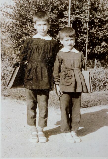 Schul Uniform in schwarz mit weise Kragen