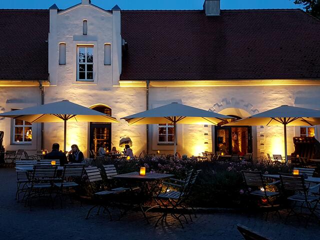 Etliche Stunden und zurückgelegte Fahrradkilometer später genossen wir die schöne, romantische Atmosphäre des im abendlichen Lichterglanz strahlenden Burghofes von Schloss Mellenthin.