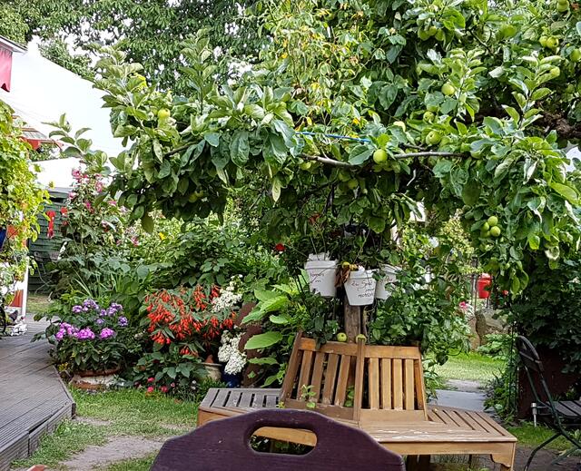 Ein kunterbuntes Gartenrestaurant. Es war gut besucht und somit fast unmöglich einen Moment ohne Urlauber  auf der Aufnahme zu erwischen ;-). Wer kennt es und kann seinen originellen Namen nennen?