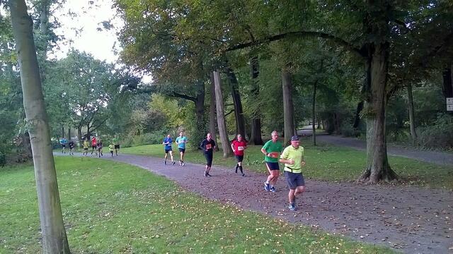 Athleten im Stadtpark in Höhe Alter Jagdsteg.