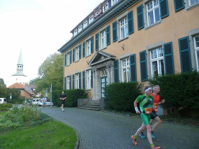 Teilnehmer Burgdorfer Spargel-Lauf 2019. Dahinter Landratsvilla.