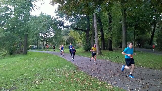 Athleten im Stadtpark in Höhe Alter Jagdsteg.