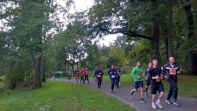 Athleten im Stadtpark in Höhe Alter Jagdsteg.
