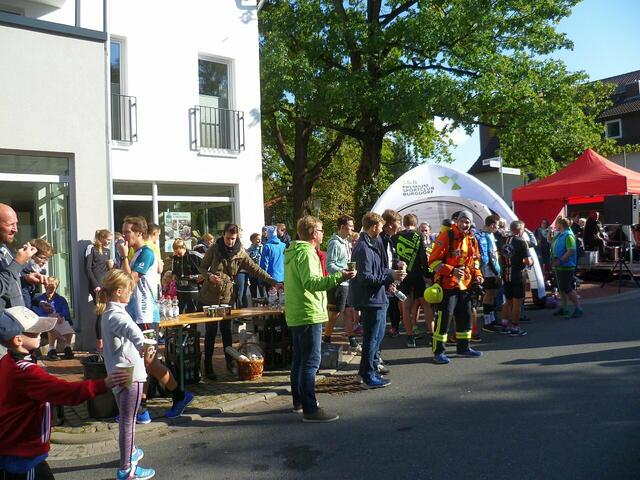Der Getränkestand. Die Helfer/innen  des Spargellaufs bieten Getränke an. Die Feuerwehr löscht – den Durst.